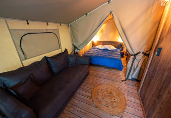 Indvendigt billede af Lodge Insolite Pinède 46m², en luksuriøs safariteltsuite på Flower Camping la Pinède.