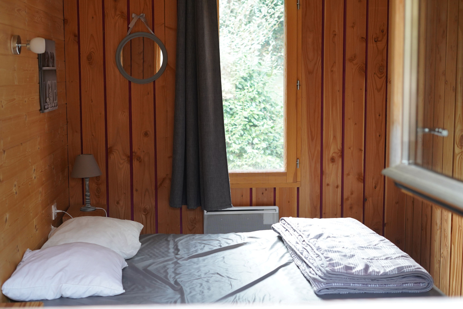 Houten slaapkamer in chalet geschikt voor beperkte mobiliteit bij Family's Camping Le Savoy in Frankrijk.