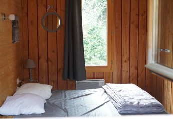 Dormitorio de madera en chalet apto para movilidad reducida en Family's Camping Le Savoy, Francia.