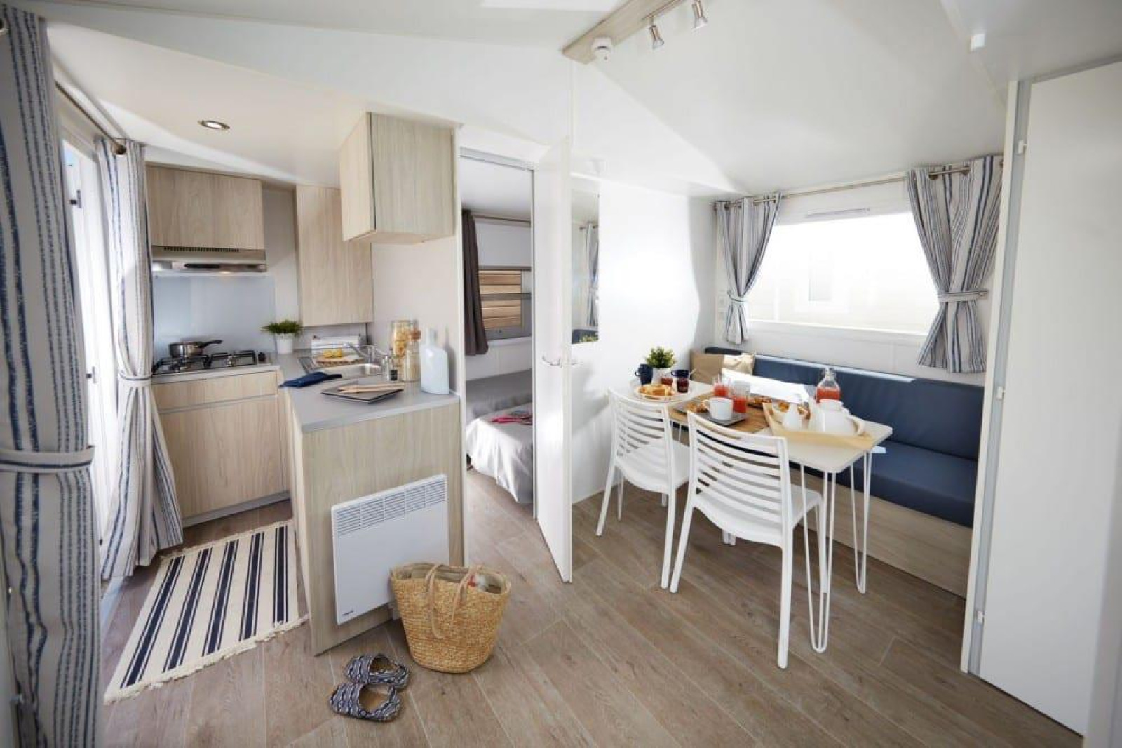 Moderne keuken en eethoek in een stacaravan op Camping Paradis Family des Issoux in Frankrijk.
