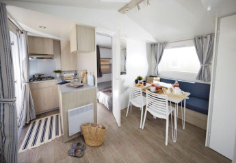 Moderne Küche und Essbereich im Mobilheim bei Camping Paradis Family des Issoux in Frankreich.