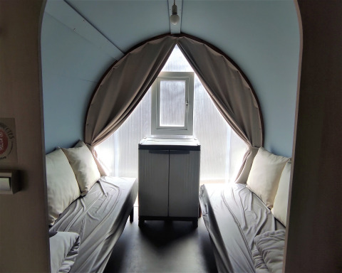 Inde i et Coco Sweet safari telt med to enkeltsenge, pudder og et lille skab, Camping Le Savoy, Frankrig.