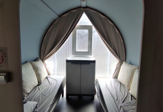 Inde i et Coco Sweet safari telt med to enkeltsenge, pudder og et lille skab, Camping Le Savoy, Frankrig.