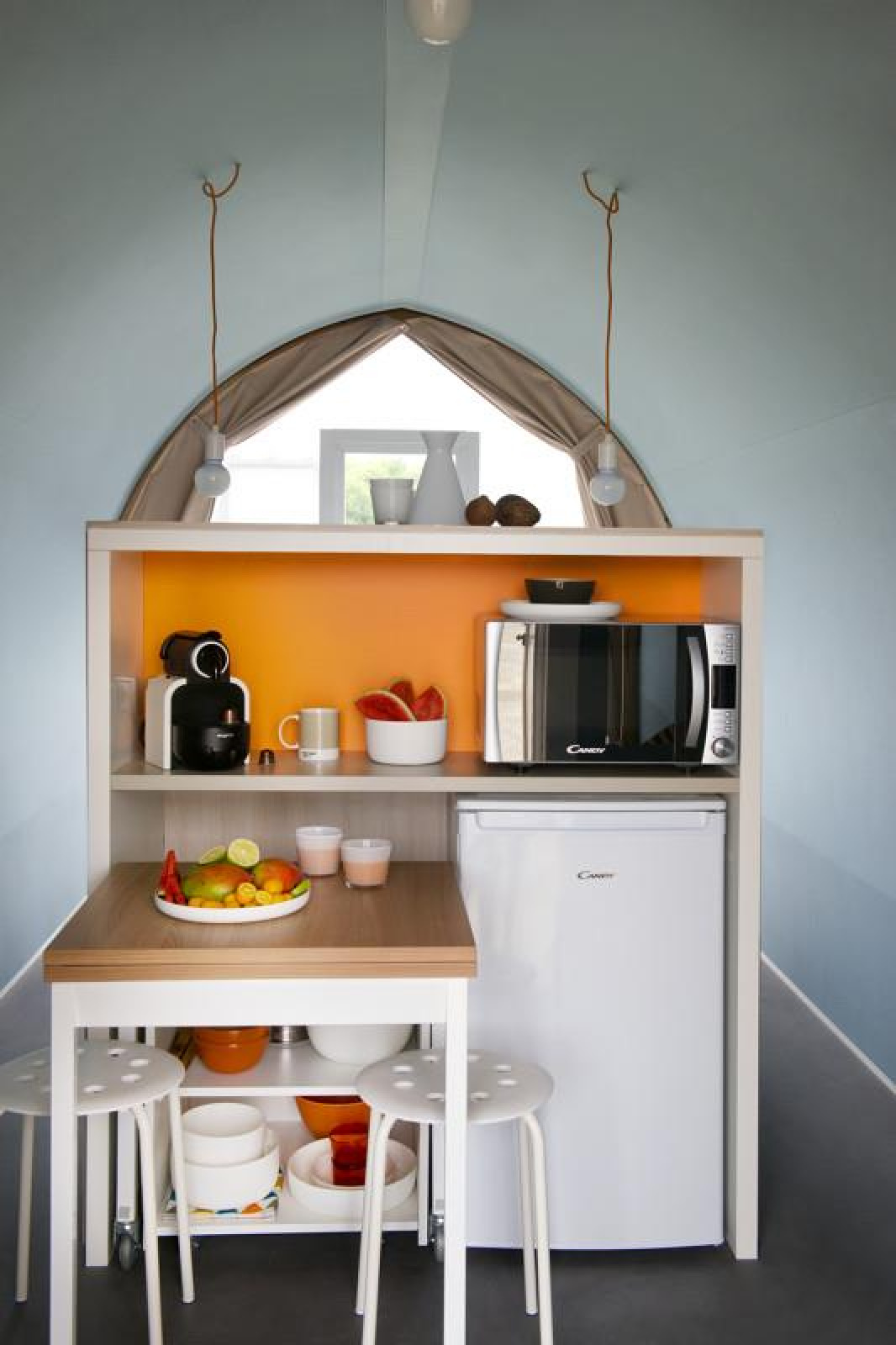 Compacte kitchenette in de Coco Sweet safaritent op Flower Camping Provence Vallée met tafel en koelkast.