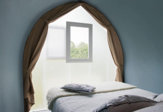 Interno della tenda safari Coco Sweet al Flower Camping Provence Vallée con finestra e due letti.