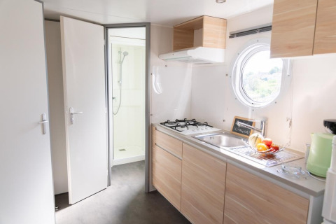 Modernes Küchen- und Badezimmerinterieur im Mobile Home ECO Lodgia im Flower Camping Provence Vallée, Frankreich.