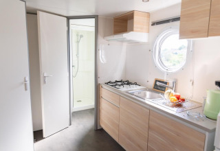 Cucina moderna e bagno nel Mobile Home ECO Lodgia presso Flower Camping Provence Vallée, Francia.