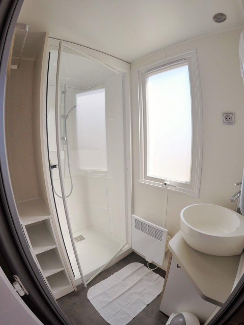Bagno compatto moderno in Mobile Home ECO Lodgia, Flower Camping Provence Vallée, con doccia e lavabo.