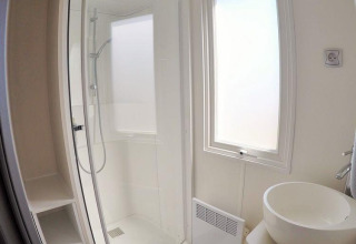 Salle de bain compacte moderne au Mobile Home ECO Lodgia, Flower Camping Provence Vallée, avec douche.
