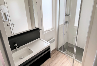 Salle de bain moderne dans Mobile Home «Living» au Flower Camping Provence Vallée, France, avec douche.