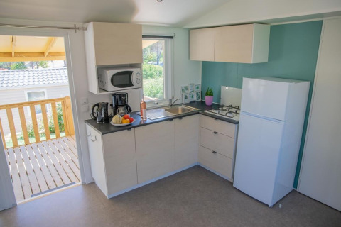Petite cuisine moderne du Mobile Home «Tribu» au Flower Camping Provence Vallée en France, équipements inclus.