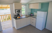 Moderne tekøkken i Mobile Home «Tribu» på Flower Camping Provence Vallée, Frankrig med lys og vindue.