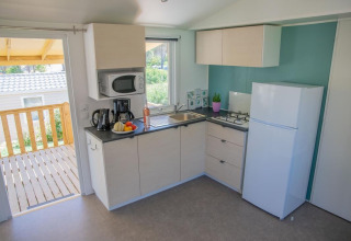 Moderne tekøkken i Mobile Home «Tribu» på Flower Camping Provence Vallée, Frankrig med lys og vindue.
