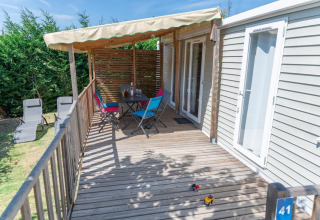 Terrasse mit Sitzbereich, Spielzeugautos und Liegestühlen am Premium Mobile Home in Flower Camping Provence Vallée.