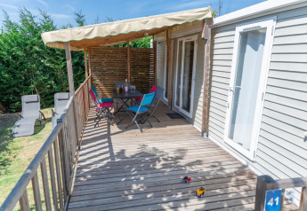 Terrasse mit Sitzbereich, Spielzeugautos und Liegestühlen am Premium Mobile Home in Flower Camping Provence Vallée.