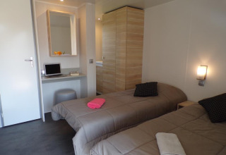 Moderne Premium Mobile Home med to enkeltsenge, arbejdsbord, garderobe og hyggelig belysning i Provence.