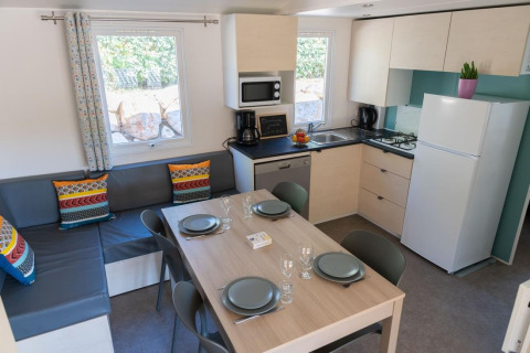 Moderne Küche und Essbereich im Premium Mobilheim bei Flower Camping Provence Vallée, Frankreich.