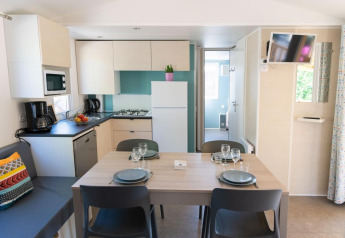 Interior de un Premium Mobile Home con cocina equipada y comedor en Provence Vallée, Francia.