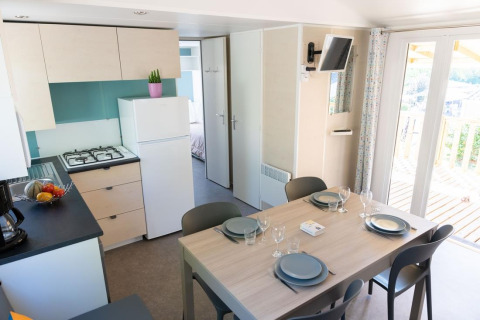 Moderne køkken- og spisestue i Premium Mobile Home på Flower Camping Provence Vallée, klar til fire gæster.