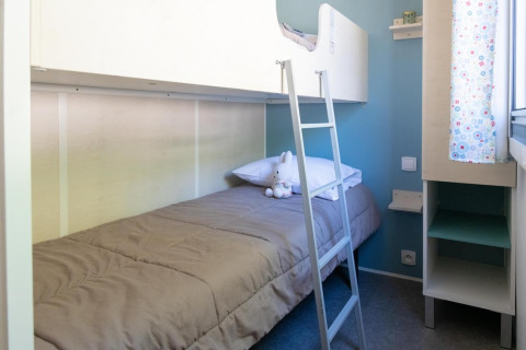 Modernes Zimmer mit Etagenbett, grauer Decke und Kuscheltier im Premium Mobile Home Provence Vallée, Frankreich.