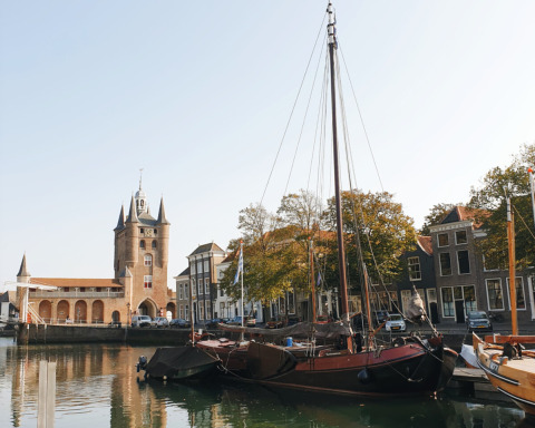 Barche storiche e edifici al porto di Wolphaartsdijk, Zelanda, Paesi Bassi, in una giornata di sole.