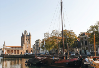 Barche storiche e edifici al porto di Wolphaartsdijk, Zelanda, Paesi Bassi, in una giornata di sole.