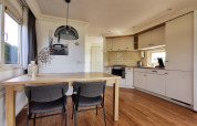 Modernes Küchen- und Esszimmer im Comfort-Haus bei De Woudhoeve, Niederlande, mit Holzfußboden.