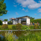 Komfortables Ferienhaus mit Terrasse, Teich und Sonnenschirm im De Woudhoeve, Niederlande.