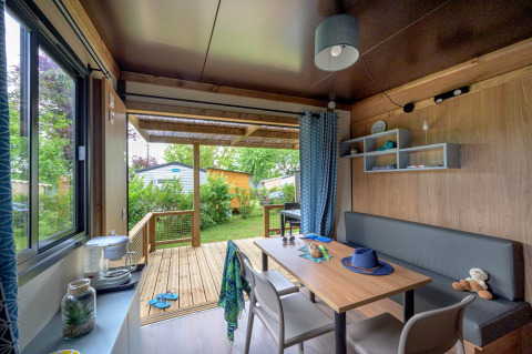 Indvendigt billede af Cottage 'Morea' på Campsite Le Château i Frankrig med udgang til terrasse.