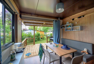Indvendigt billede af Cottage 'Morea' på Campsite Le Château i Frankrig med udgang til terrasse.