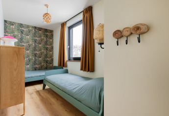Chambre moderne de lodge à la Forest villa De Bosburcht, De Kremmer, Pays-Bas, avec deux lits simples.