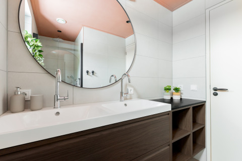 Moderne badkamer in Forest villa «De Bosburcht» te De Kremmer, Nederland, met een dubbele lavabo.