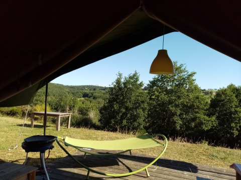 Blick aus dem Safari-Zelt Safari Tent auf dem Campingplatz La Perle in Frankreich mit Hängematte.