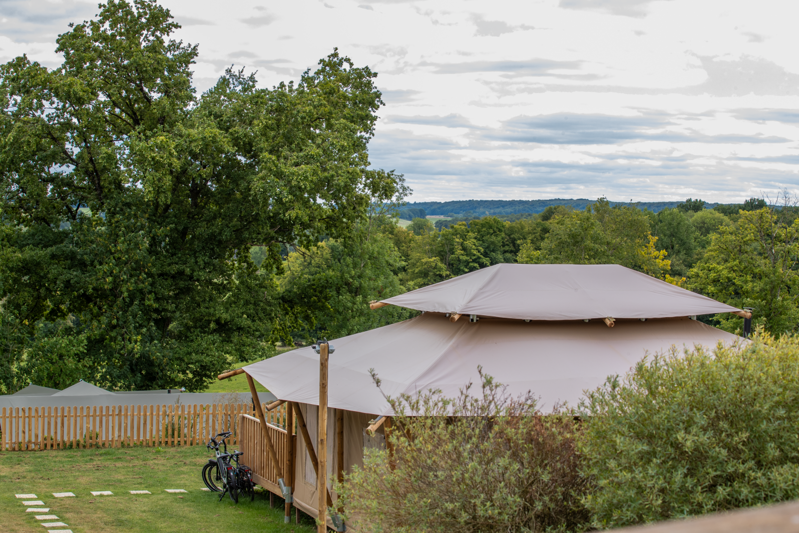 Safari-tent Stardust 40 Family Lodge bij Arden Parks - Signy l'Abbaye in Frankrijk, omgeven door groen.
