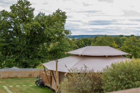 Tente safari Stardust 40 Family Lodge à Arden Parks - Signy l'Abbaye, France, au cœur de la verdure.