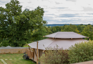Tienda safari Stardust 40 Family Lodge en Arden Parks - Signy l'Abbaye, Francia, rodeada de naturaleza.
