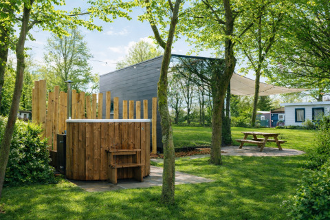 River Mirrorlodge med boblebad, træomgivelser og panoramaudsigt, picnicbord og afslapning i naturen