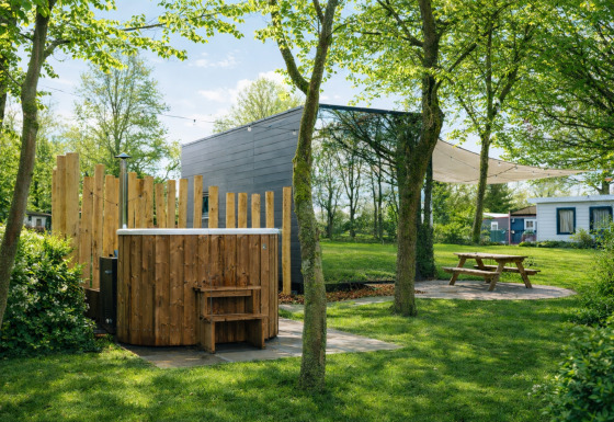 River Mirrorlodge met buitenspa, panoramisch zicht, picknickbank en rustmogeljkheden tussen bomen