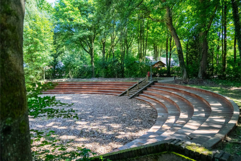 Anfiteatro de madera al aire libre rodeado de árboles en Gooise Heide, parque vacacional en Holanda Septentrional.