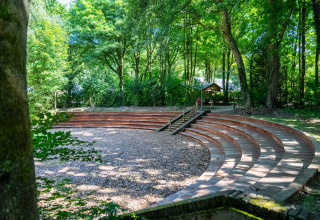 Udendørs amfiteater omgivet af skov, beliggende i ferieparken Gooise Heide, Nordholland, Holland.