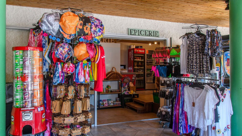 Indgang til campingpladsens butik med tøj, souvenirs og automater på Flower Camping la Pinède i Frankrig.