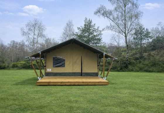 Safaritent genaamd Glamfield Lodge II bij Wilsumer Berge in Duitsland, op een groen grasveld.