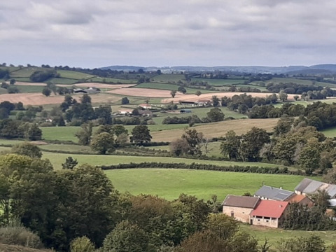 Platteland bij Cuzy in Bourgogne-Franche-Comté, Frankrijk, met velden, bomen en boerderijen.