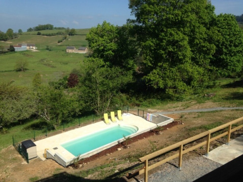 Vista de la piscina con tumbonas en Domaine Le Faulion, parque vacacional en Bourgogne-Franche-Comté, Francia.