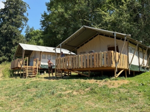 Dos tiendas tipo safari con porches de madera en Domaine Le Faulion, Bourgogne-Franche-Comté, Francia.