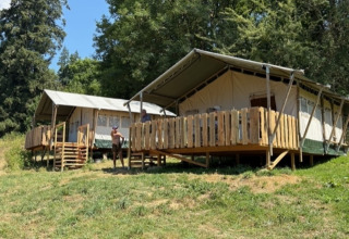 Dos tiendas tipo safari con porches de madera en Domaine Le Faulion, Bourgogne-Franche-Comté, Francia.