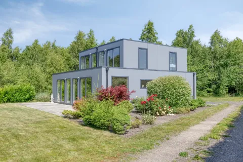 Villa BushBush lodge con sauna, edificio moderno a due piani immerso nel verde e circondato da giardino.