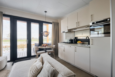 Moderne køkken og spiseområde i Happy Oak wellnesslodge ved Holiday park Mölke i Nederlandene.