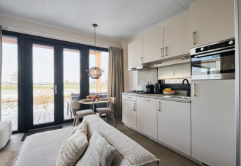 Moderne keuken en eethoek in de Happy Oak wellnesslodge op Vakantiepark Mölke in Nederland.
