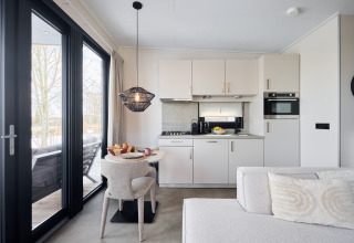 Moderne keuken en eetruimte in Happy Oak wellnesslodge bij Holiday park Mölke in Nederland.